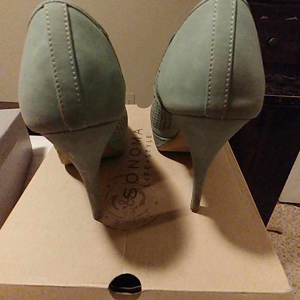 High Heels - Picture 3 of 4